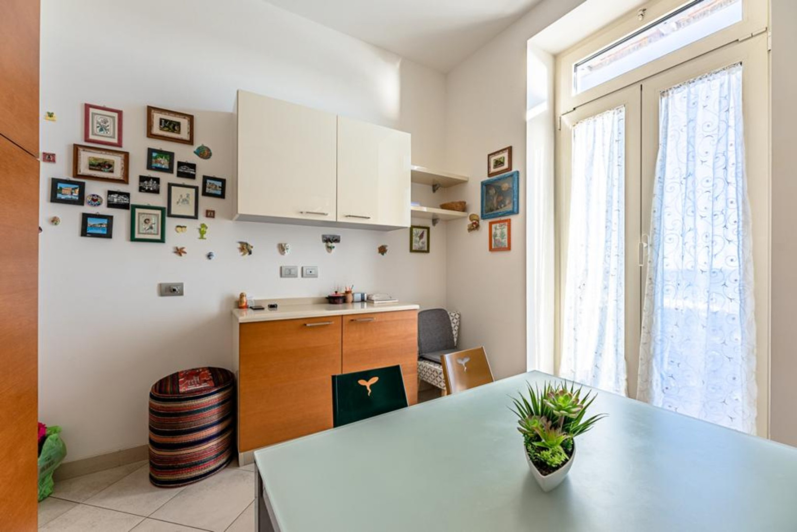 UNA CASA DA RIVISTA, UNA VISTA DA CARTOLINA
